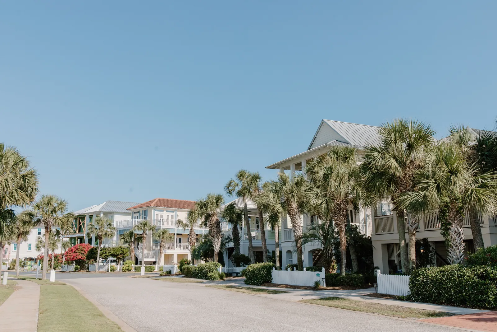 Vecindario residencial en Florida como ilustración de una guía sobre seguro de título.
