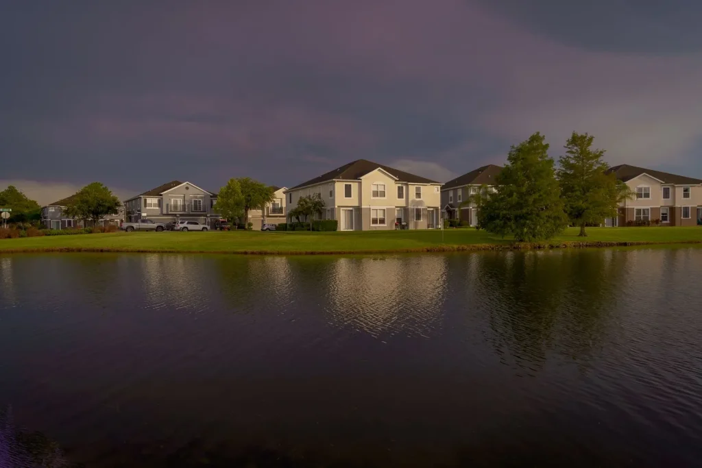 Casas frente a un lago al atardecer, imagen ilustrativa