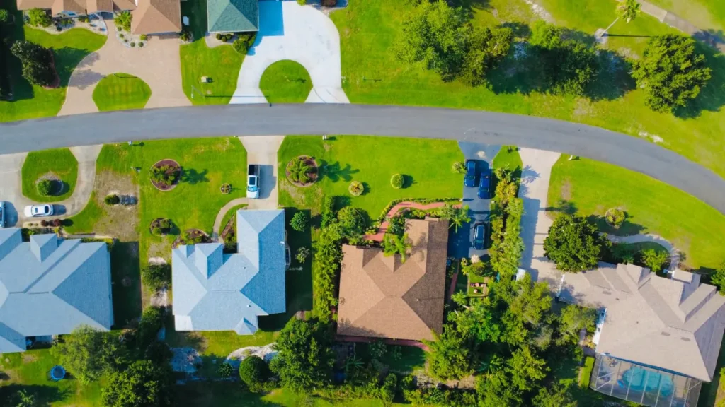 Vista aérea de un vecindario residencial con jardines, imagen ilustrativa