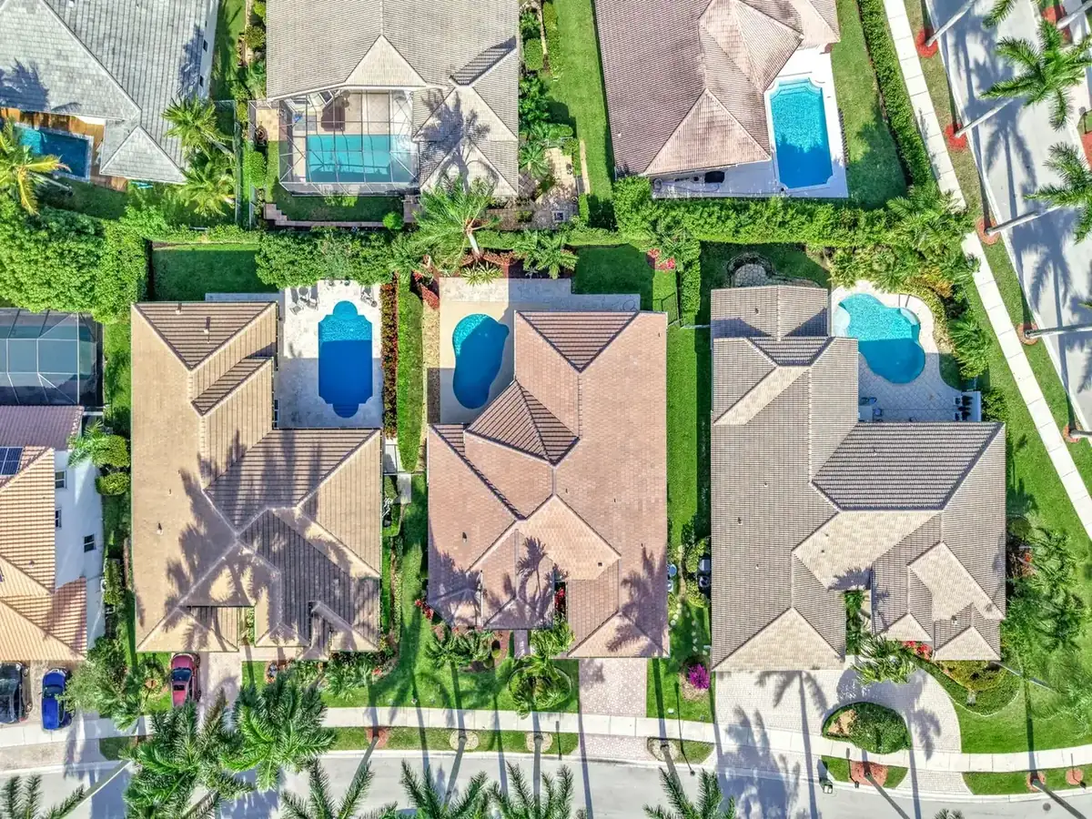 Vista aérea ilustrativa de viviendas vacacionales con piscinas en Florida