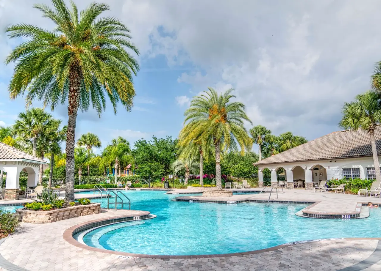 Área de piscina ilustrativa para una comunidad vacacional en Florida Central